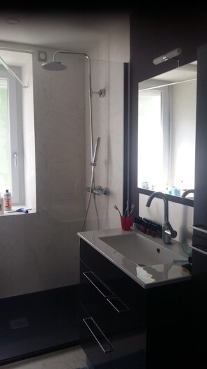 Baignoire, séchoir à cheveux