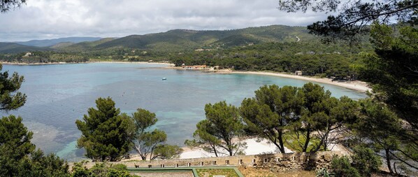 A coastal landscape with a clear view of the sea, a sandy beach, and a forested area. - Charming 3-star villa with the "Var" quality label in a Provençal hamlet - Wi-Fi (Bormes-les-Mimosas)