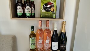 Une étagère contenant diverses bouteilles et boîtes, notamment des produits des marques Fischer Bio, Senseo, Basilico et Barilla.