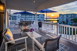 Outdoor dining - Canal Front Views, Boat Dock, Kayaks, 10" Walk to the Beach, Free Activities inc. Golf at Bear Trap. (Fenwick Island)