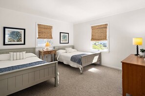 3 bedrooms, iron/ironing board, WiFi - Canal Front Views, Boat Dock, Kayaks, 10" Walk to the Beach, Free Activities inc. Golf at Bear Trap. (Fenwick Island)