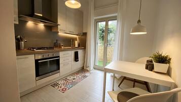 Kühlschrank, Ofen, Herdplatte, Wasserkocher mit Kaffee-/Teezubehör