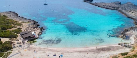 Nära stranden och solstolar