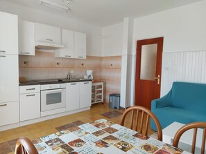 Apartment, 2 Bedrooms, Non Smoking, Balcony | Private kitchen