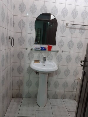 Bathroom - One bedroom with spacious hall (Accra)
