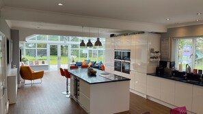 Fridge, microwave, oven, stovetop - Stunning Oxfordshire 5 Bedroom House in 2 acres (Aston Rowant)