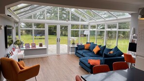 Smart TV, fireplace, books, stereo - Stunning Oxfordshire 5 Bedroom House in 2 acres (Aston Rowant)