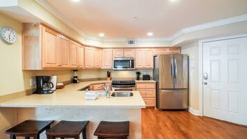 Jääkaappi, mikroaaltouuni, uuni, liesi