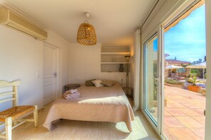 5 slaapkamers, een strijkplank/strijkijzer, wifi, beddengoed