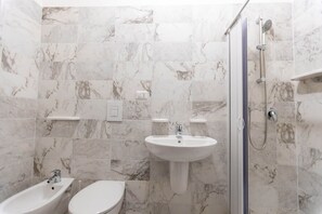 Douche, sèche-cheveux, bidet, savon