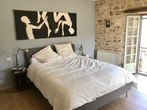 3 bedrooms, desk, iron/ironing board, free WiFi