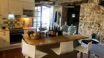 Een koelkast, een microgolfoven, een oven, een kookplaat