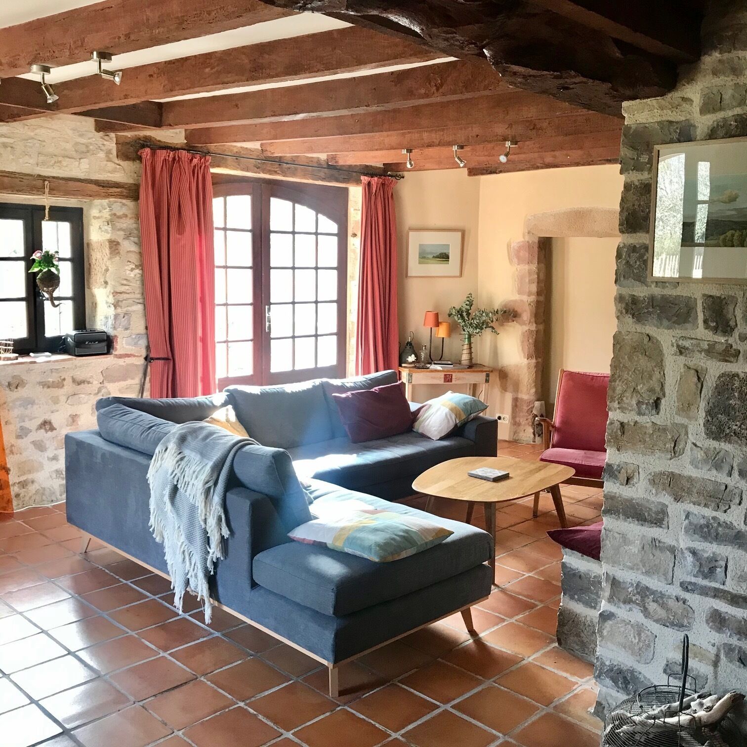 Cheminée, livres, espaces bureaux, imprimantes