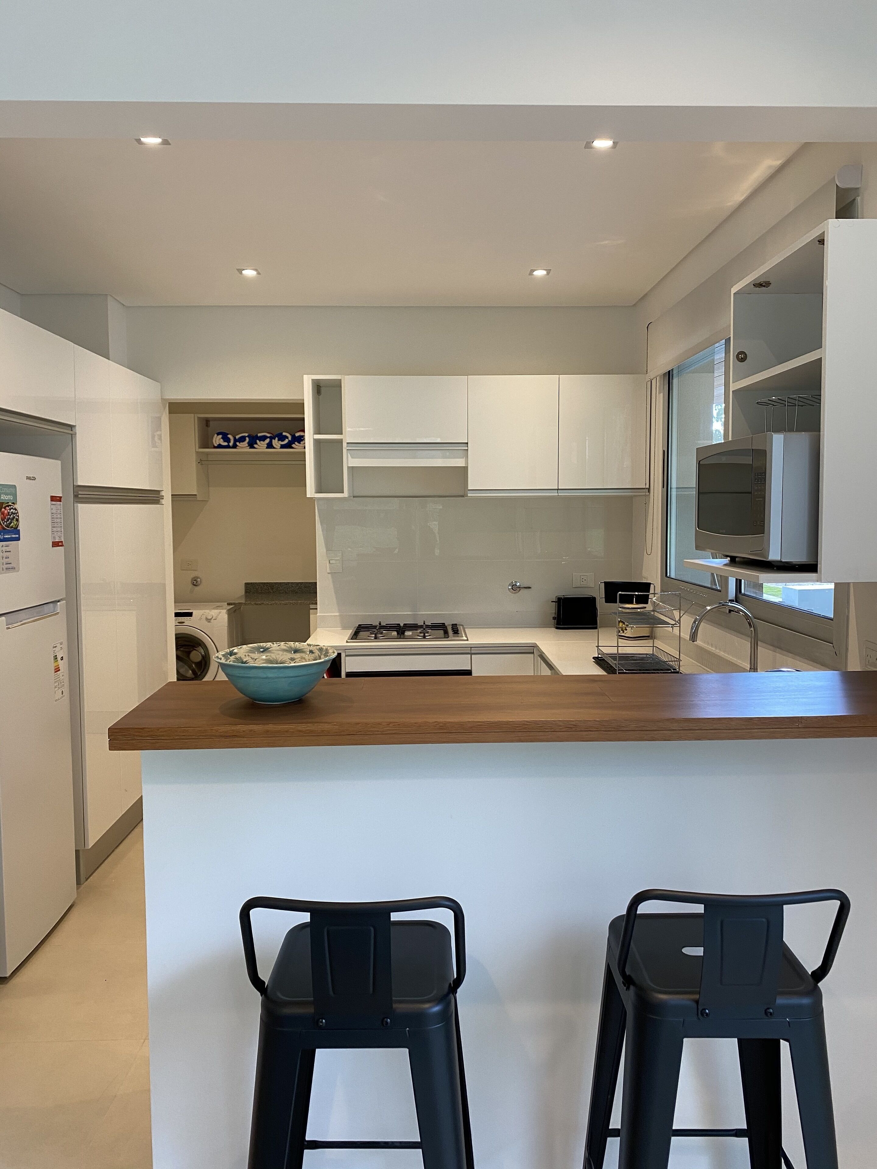 Refrigerador con congelador, microondas, horno y tostadora 