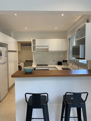 Refrigerador con freezer, microondas, horno, tostadora