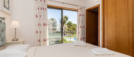 3 slaapkamers, een strijkplank/strijkijzer, gratis wifi, beddengoed