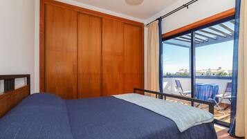 3 slaapkamers, een strijkplank/strijkijzer, gratis wifi, beddengoed