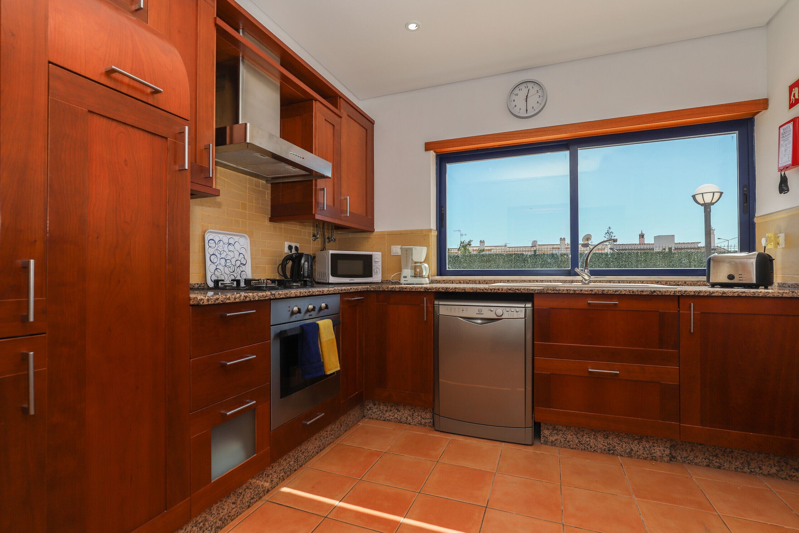 Kylskåp, mikrovågsugn, ugn och diskmaskin