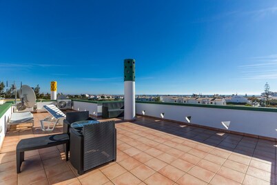 House in condominium with swimming pool 650m from the beach by AlgarveManta (52V3)