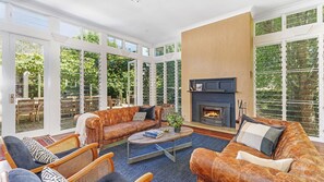 Fernseher, Kamin, Netflix, Tischtennisplatte