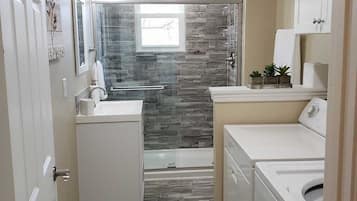 Douche, serviettes fournies, savon, papier toilette