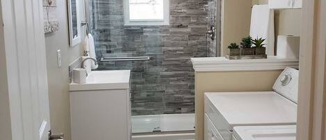 Douche, serviettes fournies, savon, papier toilette