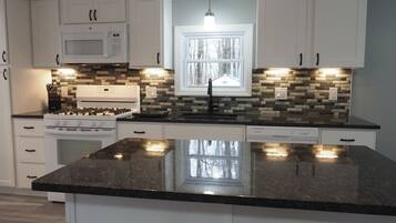 冰箱、微波炉、烤箱、炉灶