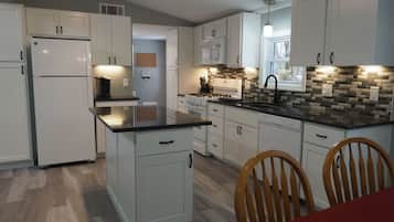 冰箱、微波炉、烤箱、炉灶