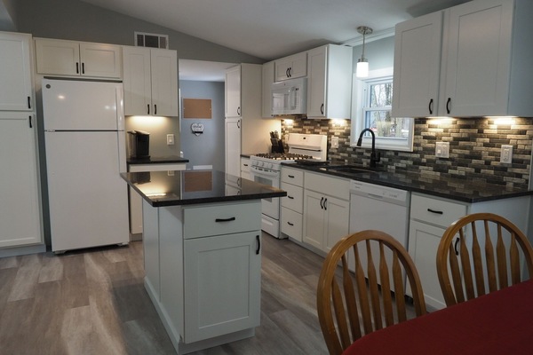 Kylskåp, mikrovågsugn, ugn och spishäll