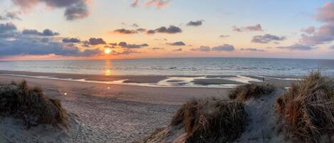 Sulla spiaggia, lettini da mare