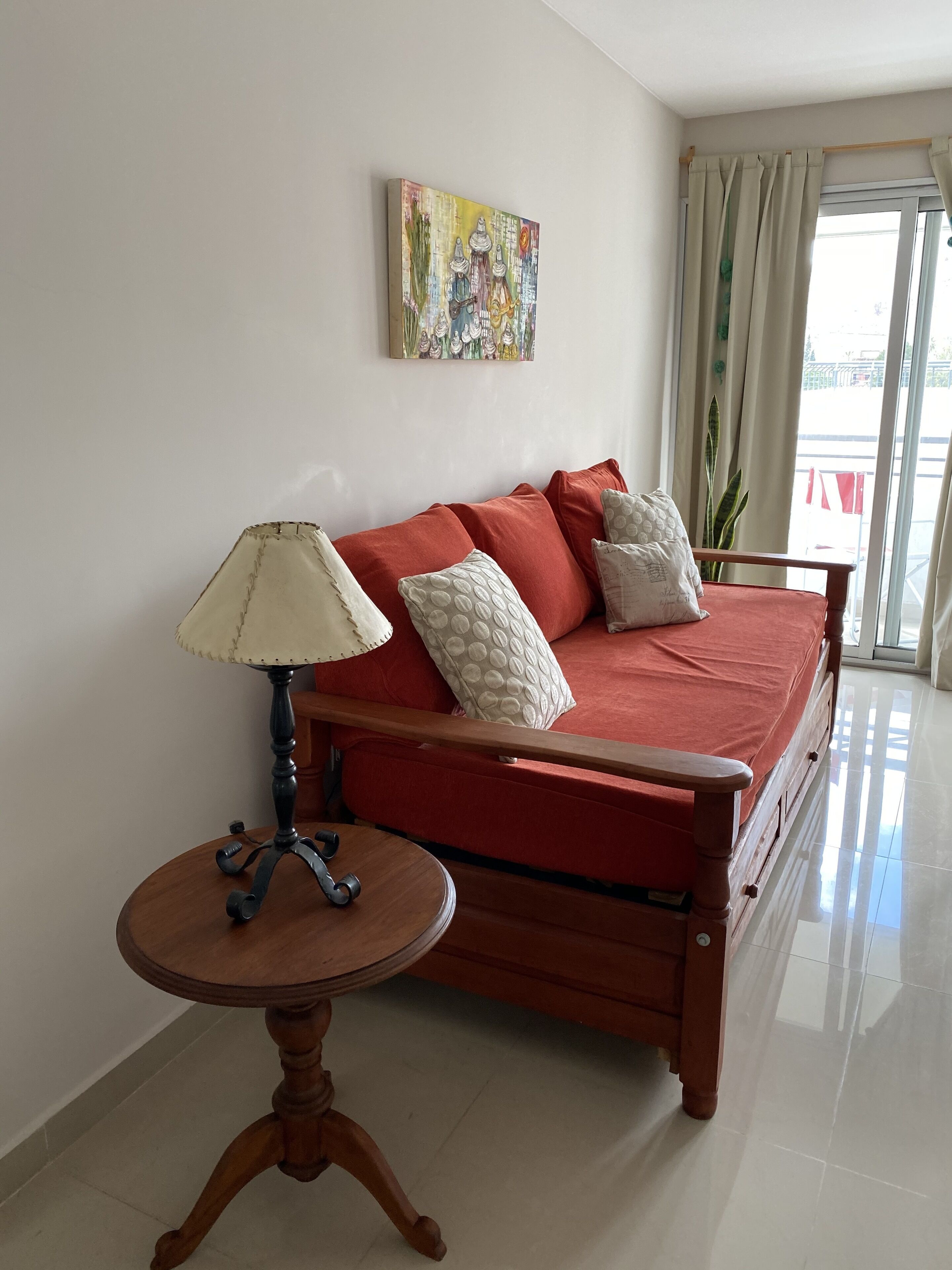 Una camera da letto con un letto, un tavolo e un quadro appeso al muro.