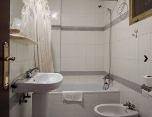 Baignoire, serviettes fournies