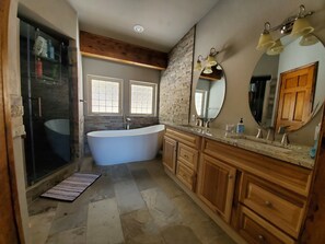 Combined shower/bathtub, hair dryer, towels, soap - 6 acres, Hot tub, Pikes Peak ⛰ View, Sleeps 8 (Woodland Park)