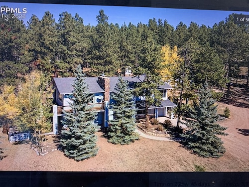 6 acres, Hot tub, Pikes Peak ⛰ View, Sleeps 8