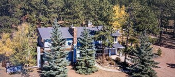 6 acres, Hot tub, Pikes Peak ⛰ View, Sleeps 8