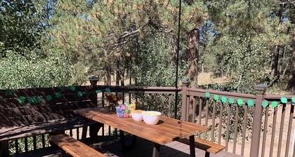 6 acres, Hot tub, Pikes Peak ⛰ View, Sleeps 8