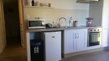 Een koelkast, een microgolfoven, een oven, een kookplaat