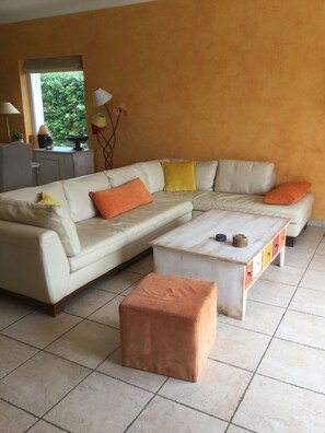 Smart-TV, DVD-Player, Bücher, Stereoanlage