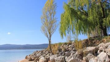 In Strandnähe, Liegestühle, Strandtücher