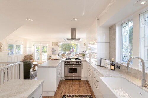 3817 Caledonia Bay Lookout - Walk to Bay and Park