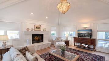 TV, fireplace
