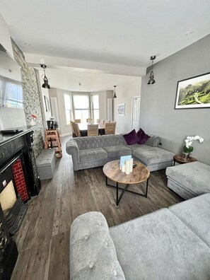 Smart TV, fireplace - Sea views just yards from restaurants, pubs & shops. Sleeps 16-18, 8 x en-suite. (Tintagel)