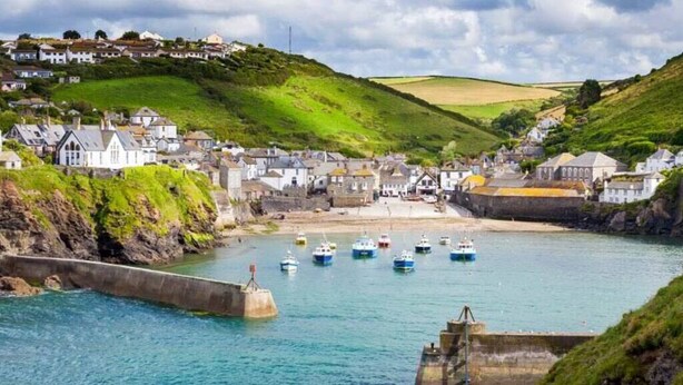 A coastal town with houses along the water, a sandy beach, and boats in the harbor. - Sea views just yards from restaurants, pubs & shops. Sleeps 16-18, 8 x en-suite. (Tintagel)