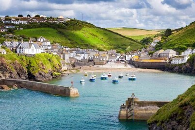 Sea views just yards from restaurants, pubs & shops. Sleeps 16-18, 8 x en-suite.