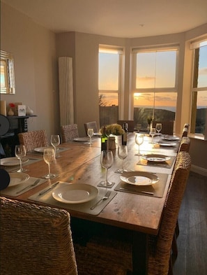 Dining - Sea views just yards from restaurants, pubs & shops. Sleeps 16-18, 8 x en-suite. (Tintagel)