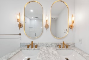 Ensemble douche/baignoire, sĂšche-cheveux, serviettes fournies, savon