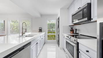 Refrigerador, microondas, horno y parrilla de estufa