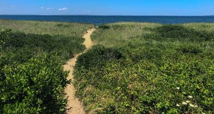 12 mins from Beach - Immaculate Intimate Retreat!