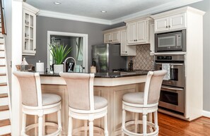 Fridge, microwave, oven, stovetop - PARADISE FOUND<br>Lakefront - Pool - Beautiful Views (Augusta)