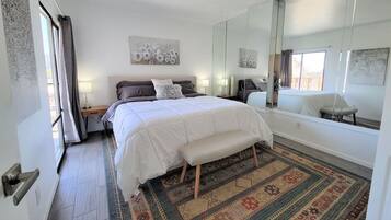 1 bedroom, desk, WiFi, bed sheets